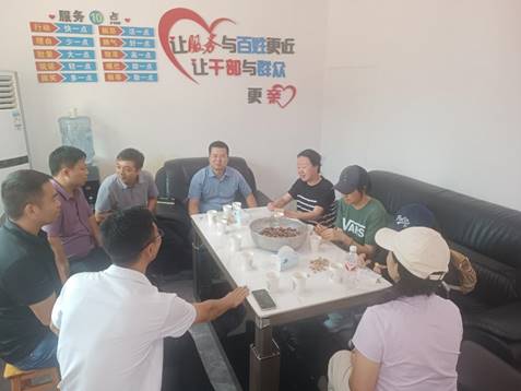 一群人坐在桌子前AI 生成的内容可能不正确。
